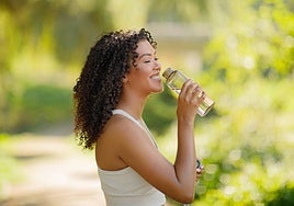 Los vascos bebemos poca agua. ¿Cuánto necesitamos beber cada día?
