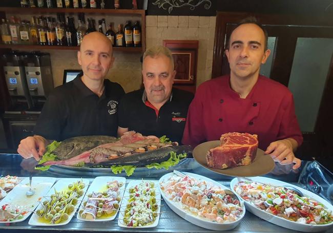 José Lorenzo (c), que lleva toda su vida en hostelería, regenta el Gambrinuos de Barakaldo. En la imagen posa con a Javi Prieto, su mano derecha, y el cocinero Ismael Soto, un chef con una amplia trayectoria en los fogones.