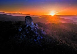 Este castillo, situado sobre la Llanada y ahora destruido,llegó a ser el más impresionante y formidable bastión de Álava.