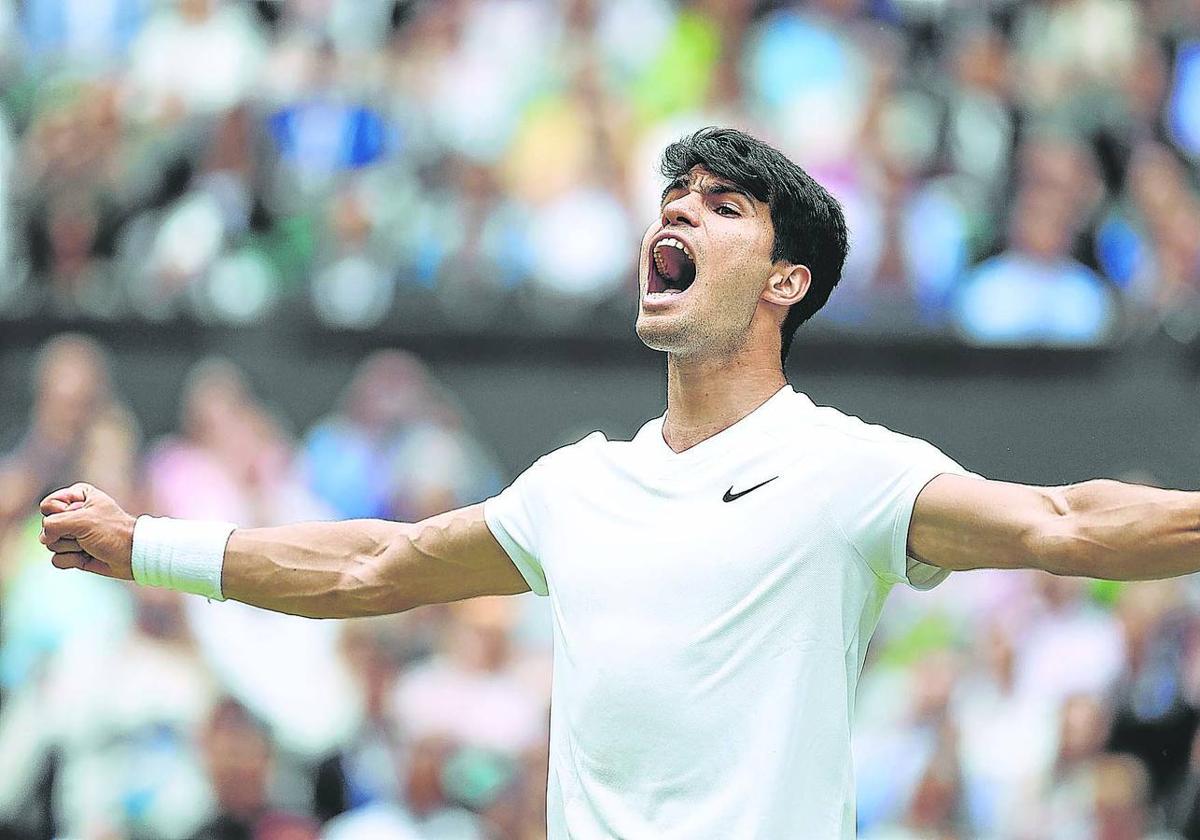 Carlos Alcaraz celebra su victoria ante Daniil Medvedev en la pista central de Wimbledon.