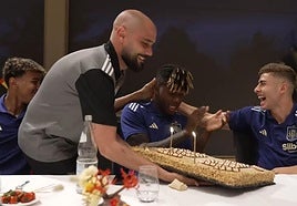 Collejas, risas y alguna vacilada: así celebró Nico Williams su 22 cumpleaños con sus compañeros de La Roja
