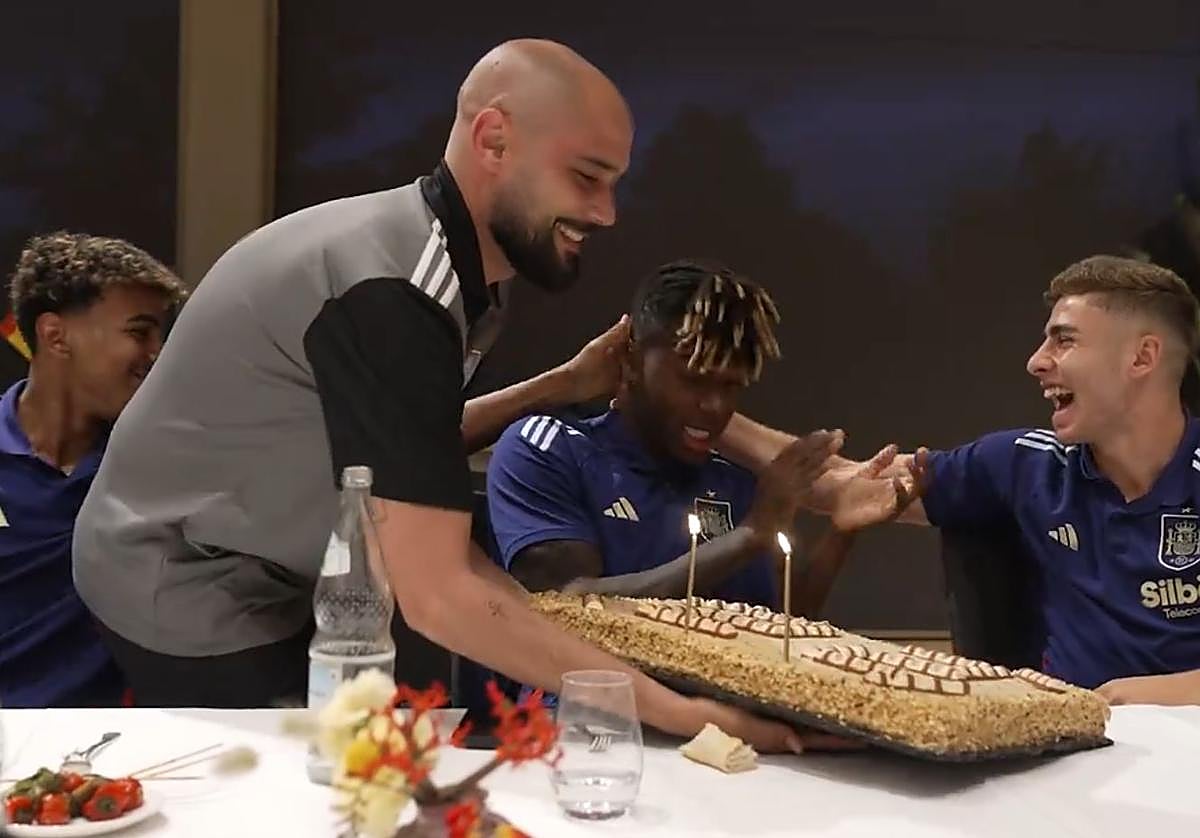 Collejas, risas y alguna vacilada: así celebró Nico Williams su 22 cumpleaños con sus compañeros de La Roja