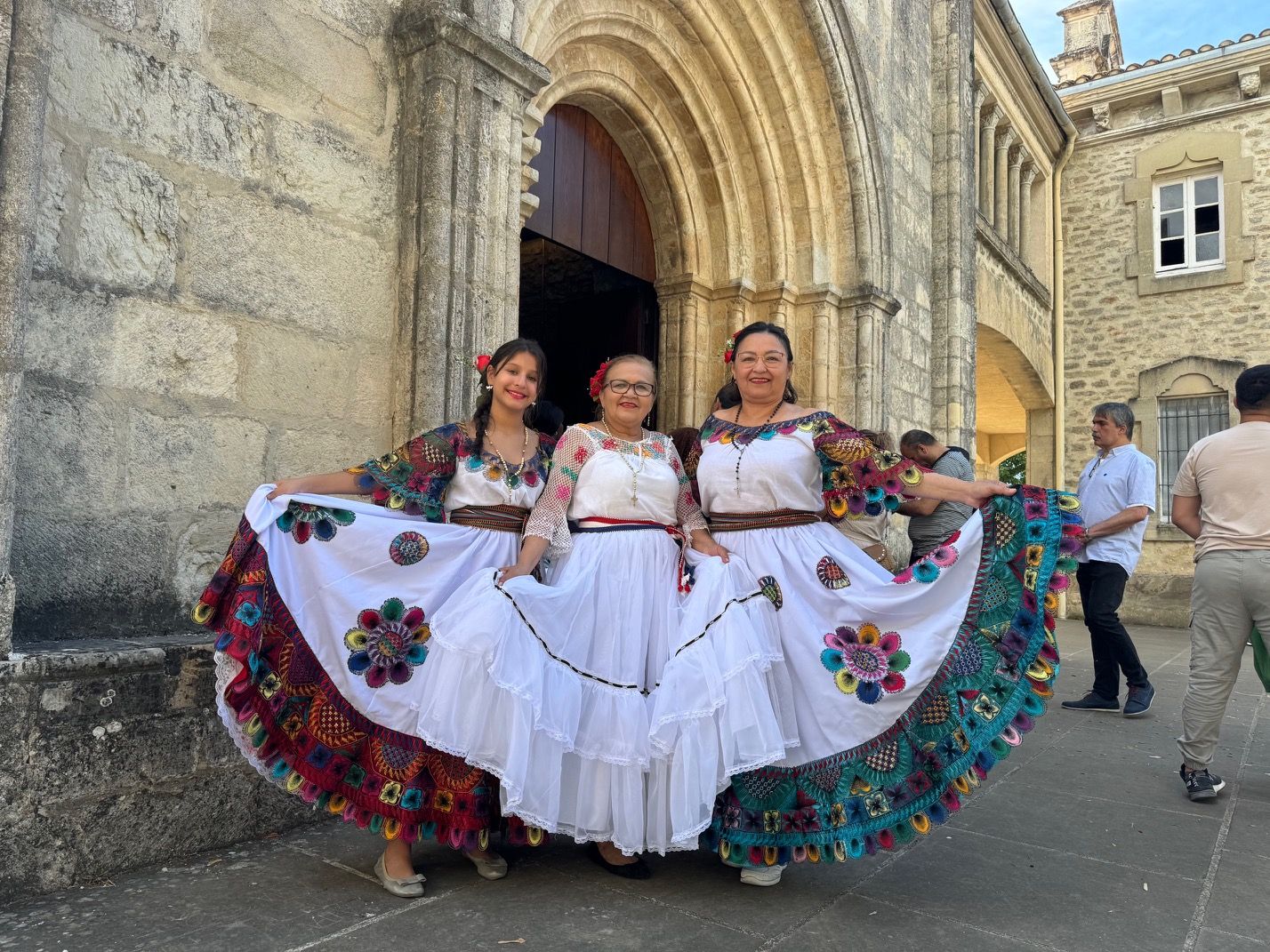 Los visitantes disfrutaron de danzas y actos musicales.