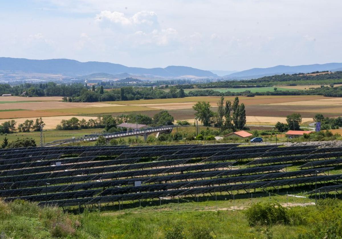 El huerto solar está junto al centro comercial Gorbeia, sobre un alto por lo que no se aprecia.