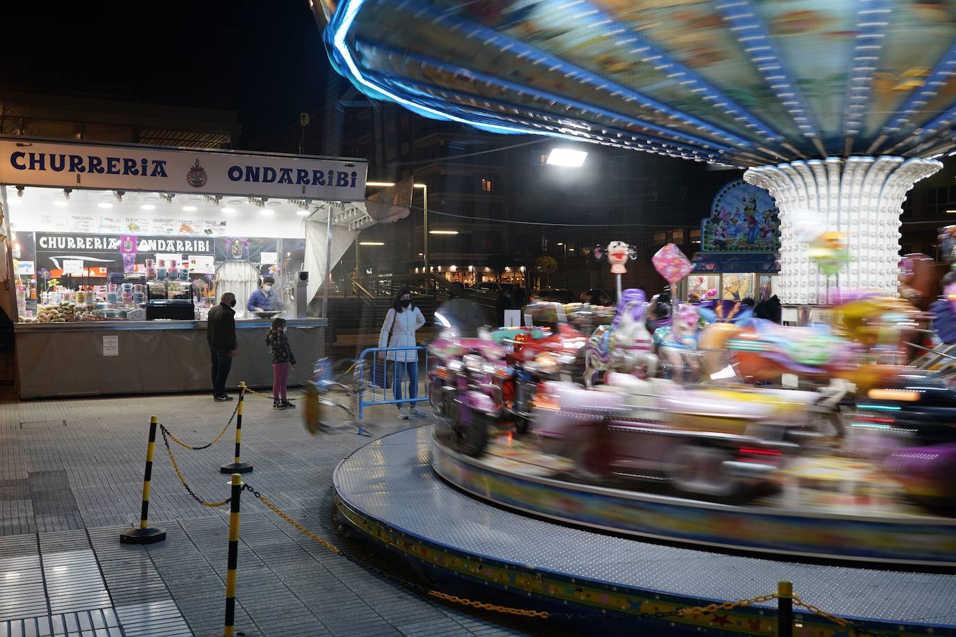 Churrería ajena a la información en un recinto festivo en Vitoria.