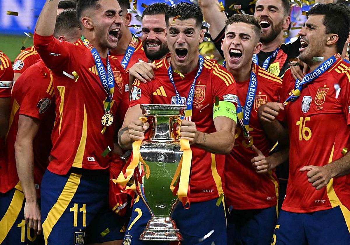 Morata levanta el trofeo de campeón de Europa.