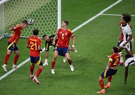 Olmo celebra con rabia la jugada.