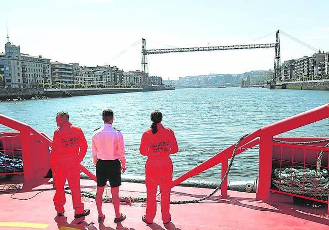 La marinera Nuria y dos compañeros observan el Puente Colgante.