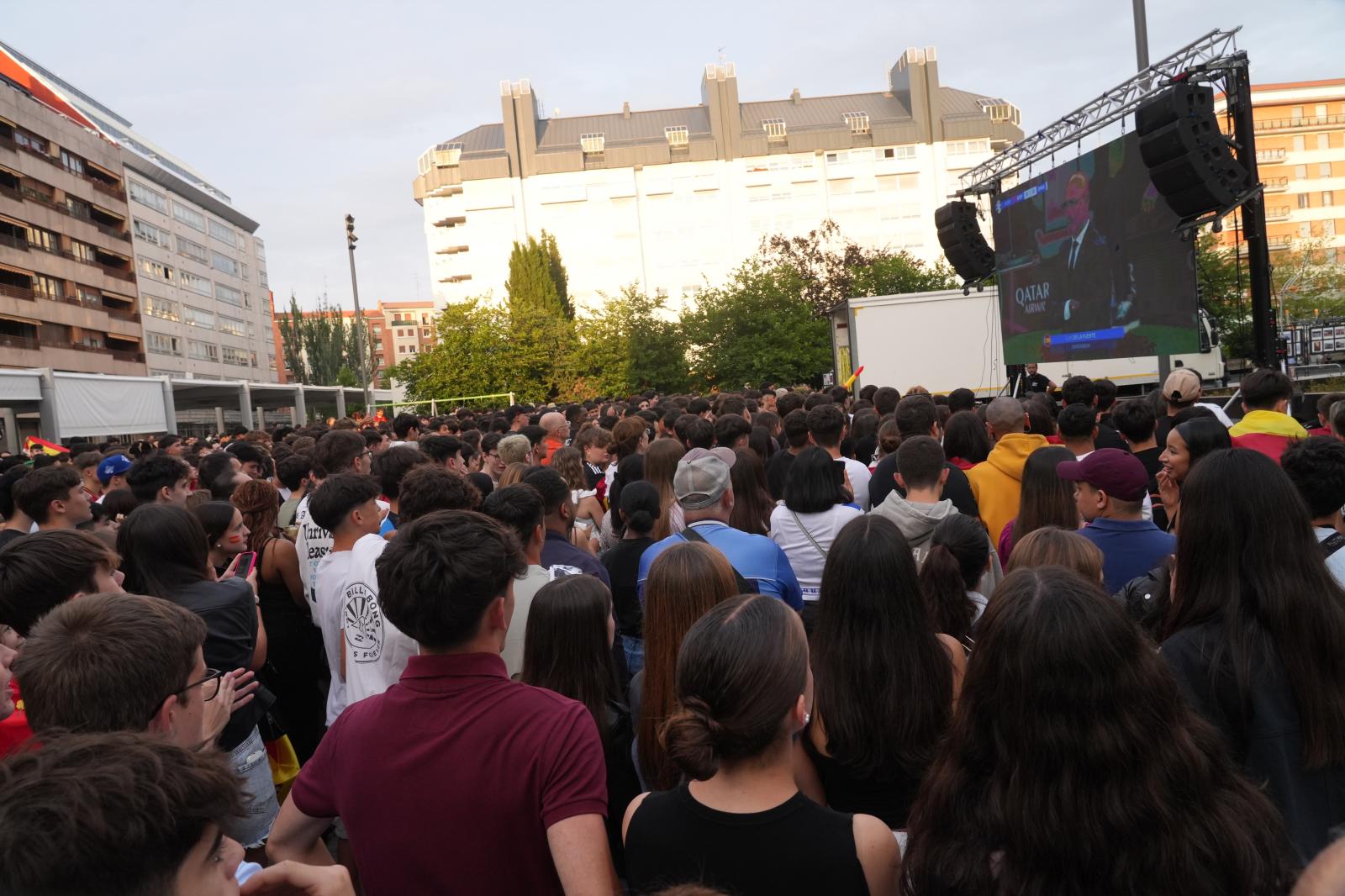 Aficionados siguen el partido en la Plaza Santa Bárbara de Vitoria.