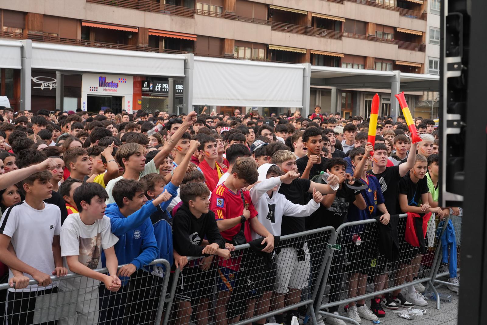 Aficionados siguen el partido en la Plaza Santa Bárbara de Vitoria.