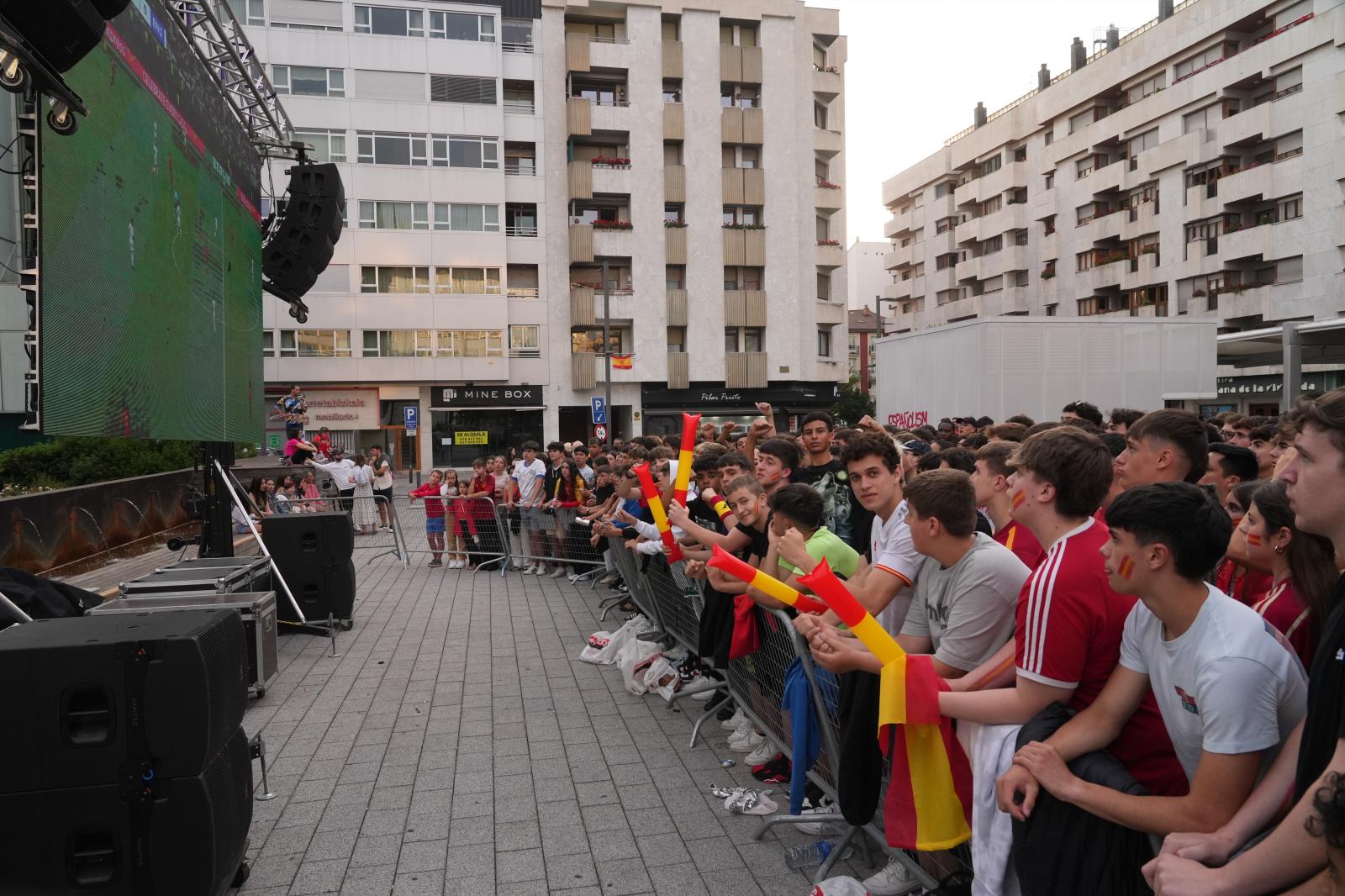 Aficionados siguen el partido en la Plaza Santa Bárbara de Vitoria.