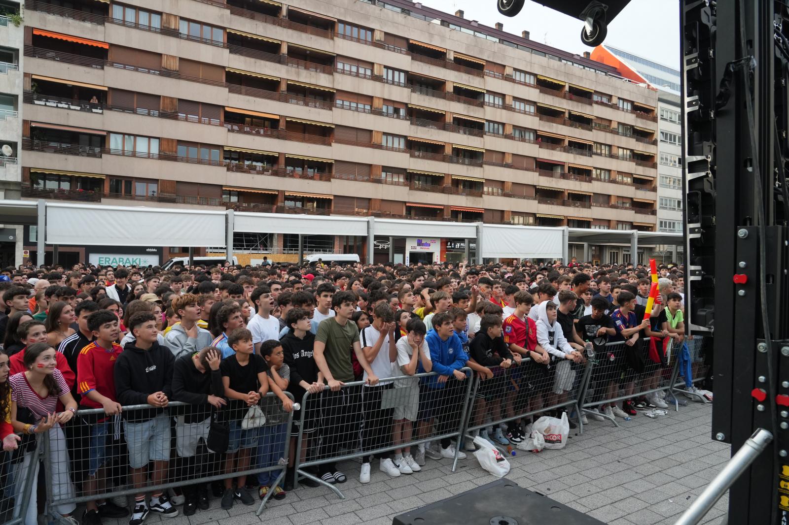 Aficionados siguen el partido en la Plaza Santa Bárbara de Vitoria.
