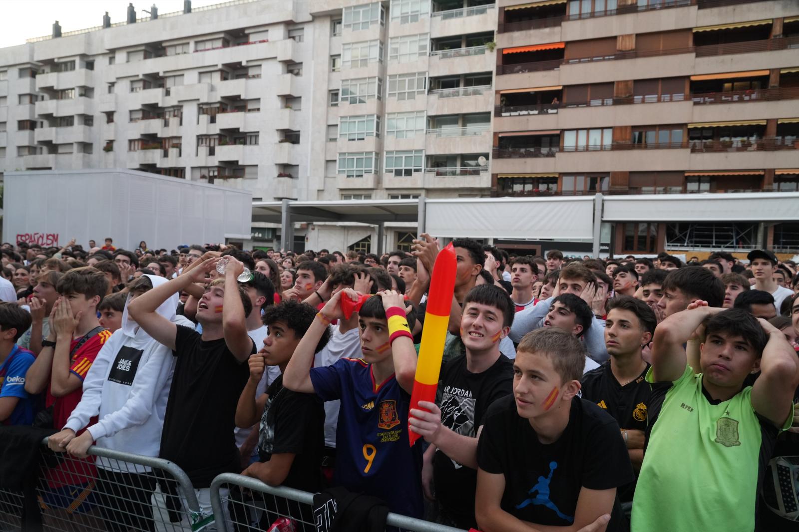 Aficionados siguen el partido en la Plaza Santa Bárbara de Vitoria.
