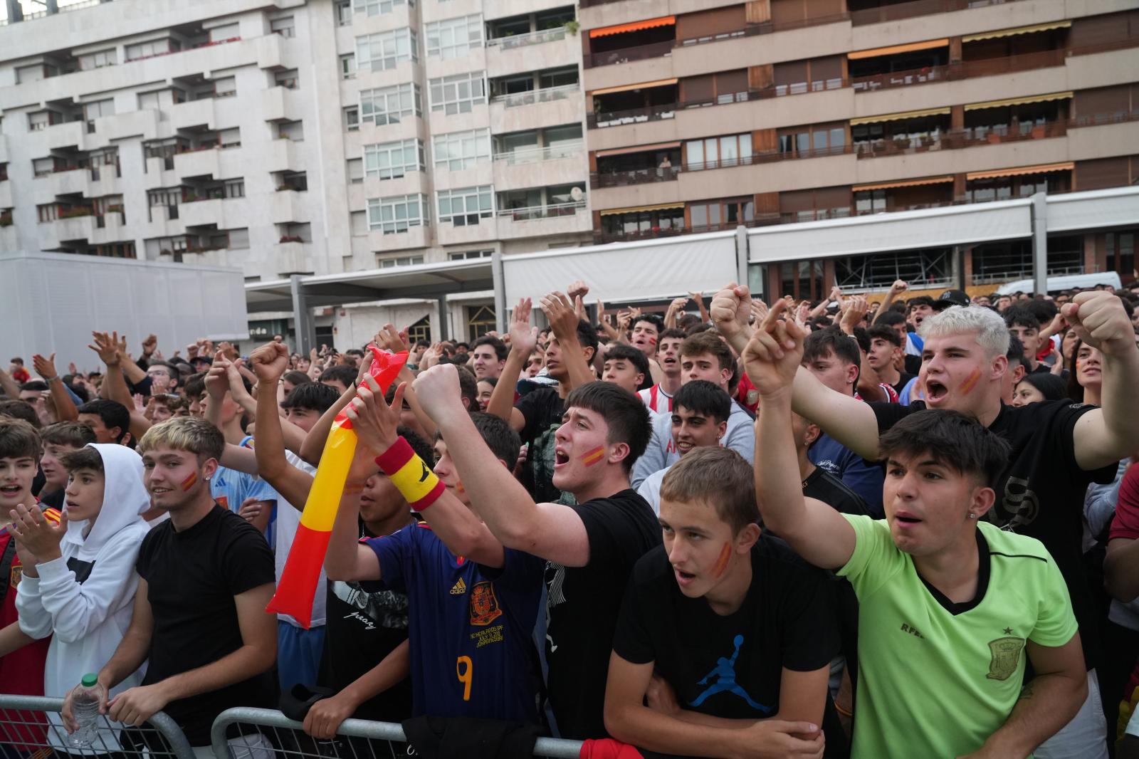 Aficionados siguen el partido en la Plaza Santa Bárbara de Vitoria.