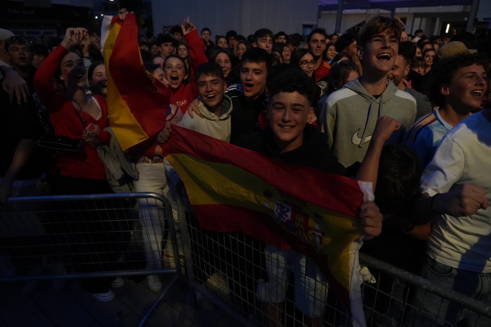 Aficionados celebran la victoria de España en la Plaza Santa Bárbara. 
