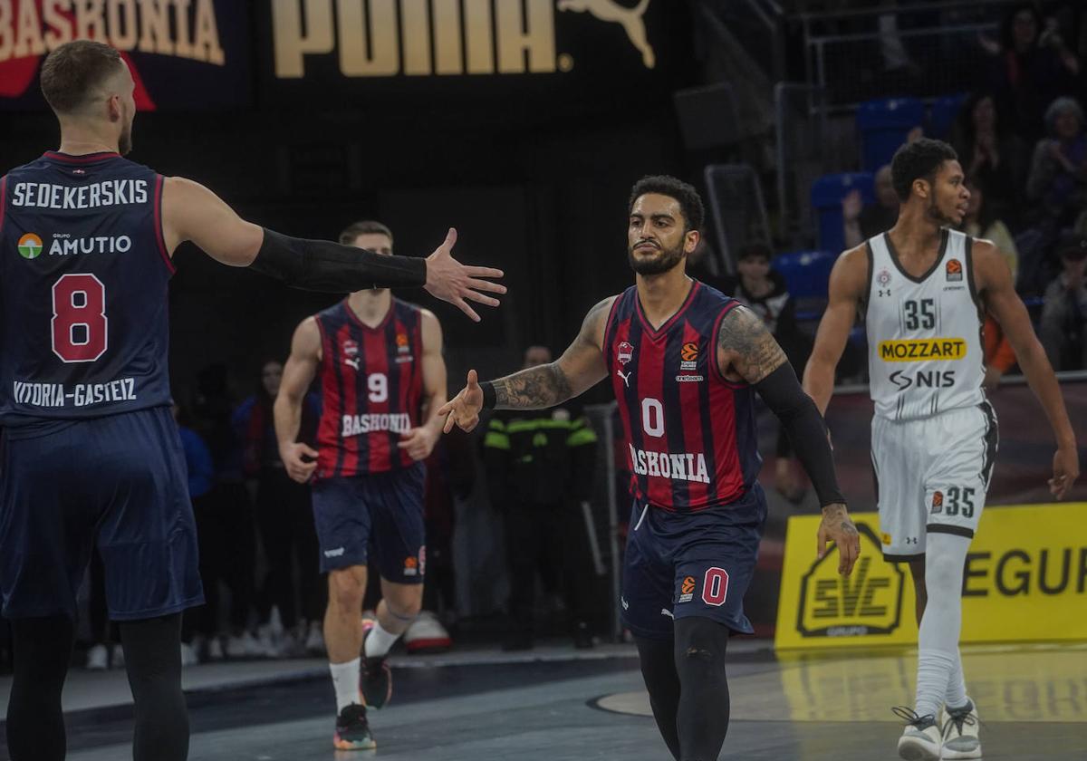 Howard saluda a Sedekerskis durante el Baskonia-Partizan de la 2023-24.