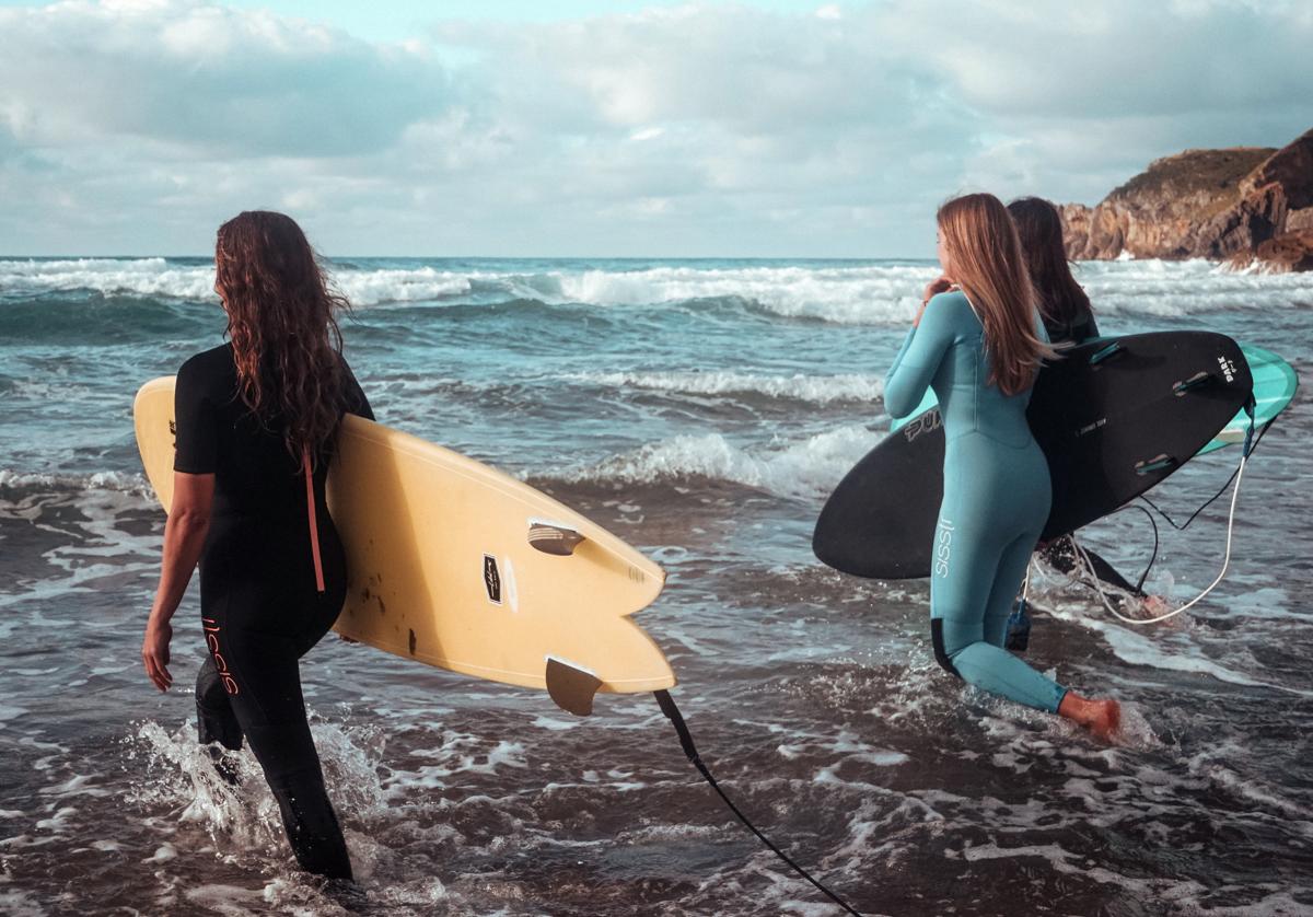 El 'Surfem' de Bakio incluirá mangas de exhibición en el agua, además de una sesión de yoga y el mercado de las creadoras en La Benta.