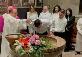 José Flores es bautizado junto a otros adultos por el obispo Elizalde este año en la Catedral de María Inmaculada.