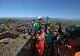 Un grupo de turistas chinos se fotografía en un rincón de la muralla de Laguardia.