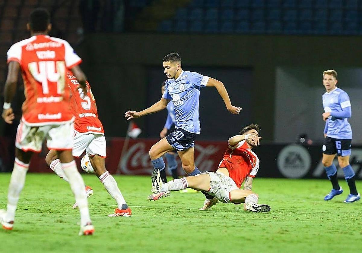Matías Moreno conduce el balón en un partido de pretemporada de Belgrano.