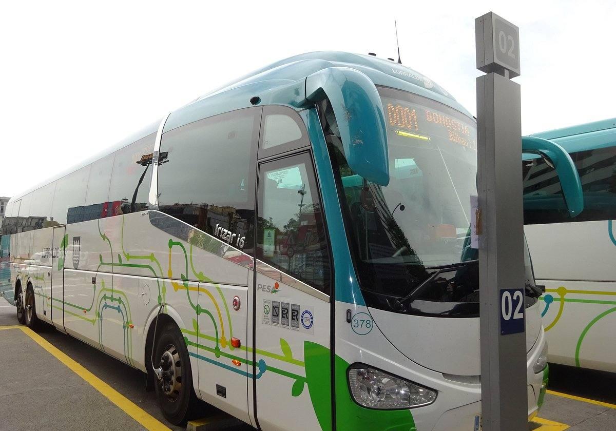 Imagen del autobús que cubre la línea a Donostia.