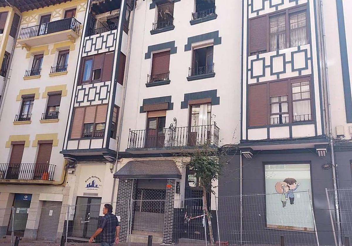 El portal de la calle Portu precintado y con una valla que impide la entrada a los locales comerciales.