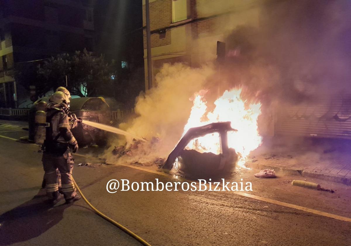 Queman seis contenedores en cuatro calles de Getxo durante la madrugada