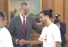 La risa de Felipe VI al ver el nuevo peinado de Cucurella en Zarzuela