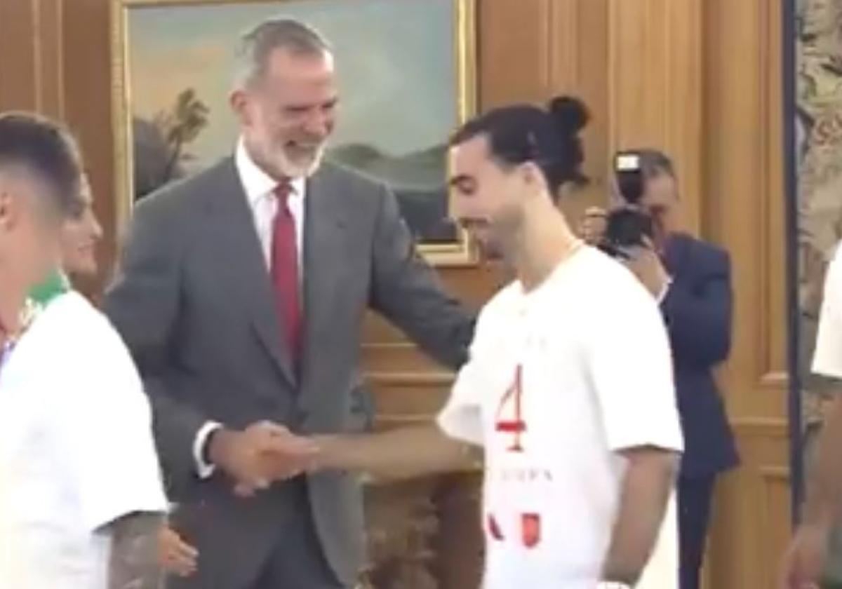 La risa de Felipe VI al ver el nuevo peinado de Cucurella en Zarzuela