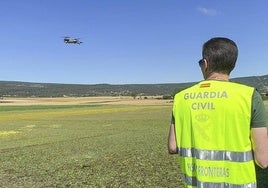 El agente del Equipo Pegaso de la Guardia Civil en Álava vuela el nuevo dron.