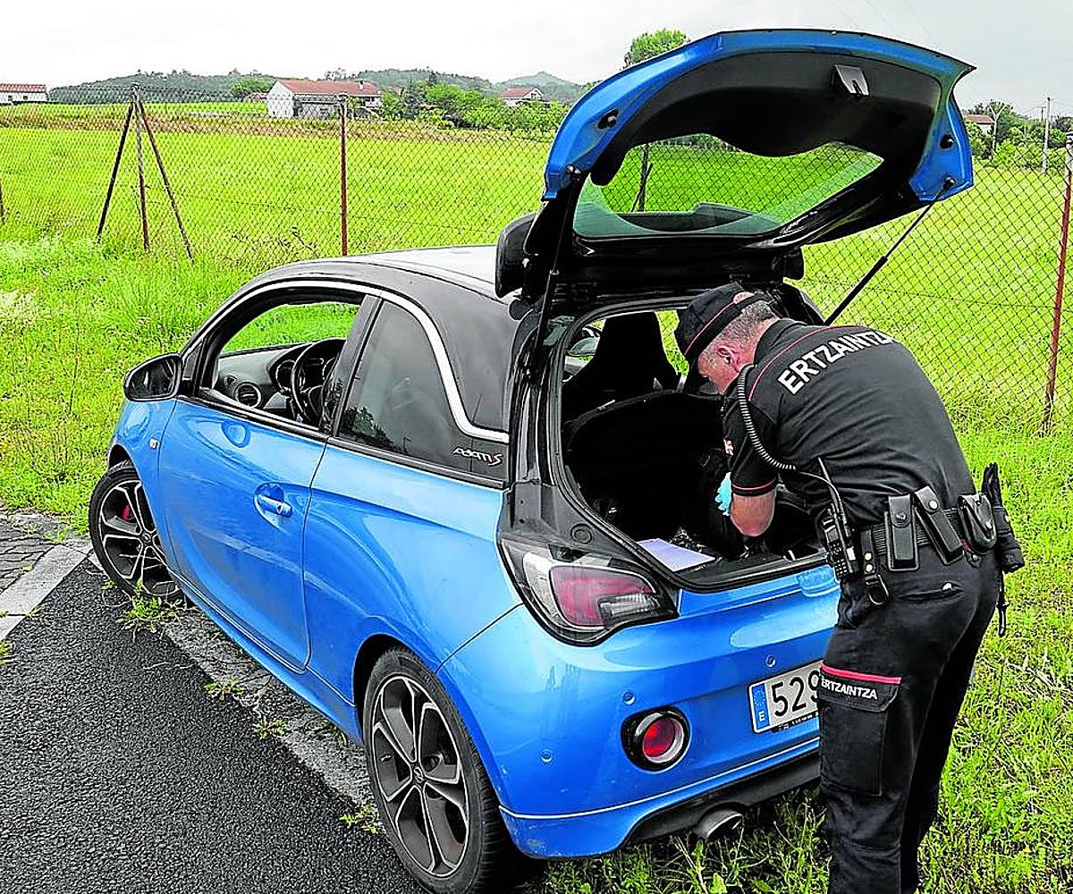 Jesús ha desarrollado una técnica propia para recuperar coches robados.