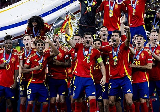 Morata levanta la Eurocopa conquistada por España.