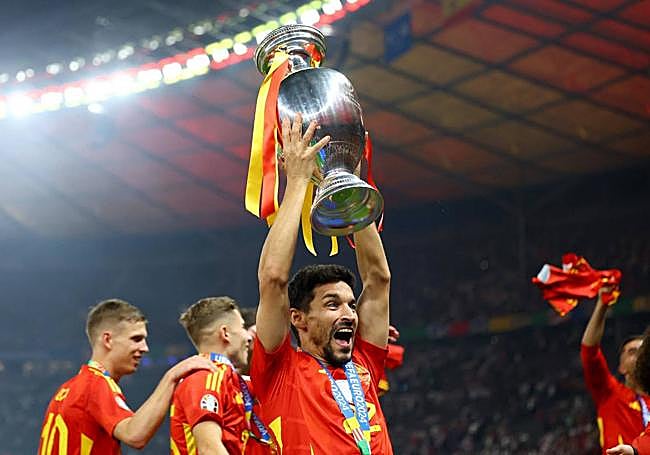 Jesús Navas levanta la Eurocopa.