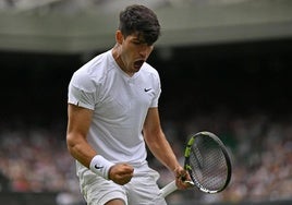 Carlos Alcaraz celebra su victoria en Wimbledon.