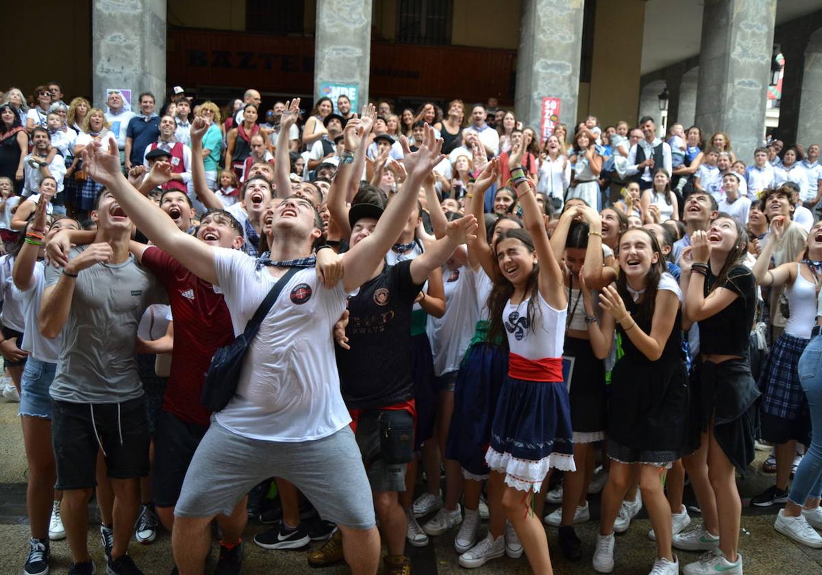 Momento del chupinazo durante unos 'Sanroques' de Llodio.