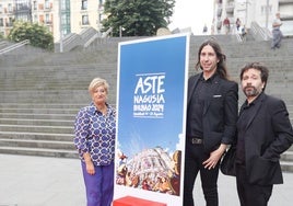 La concejala de Fiestas, Itziar Urtasun, junto a los artistas Tor y Txoborro durante la presentación del teatro de calle.