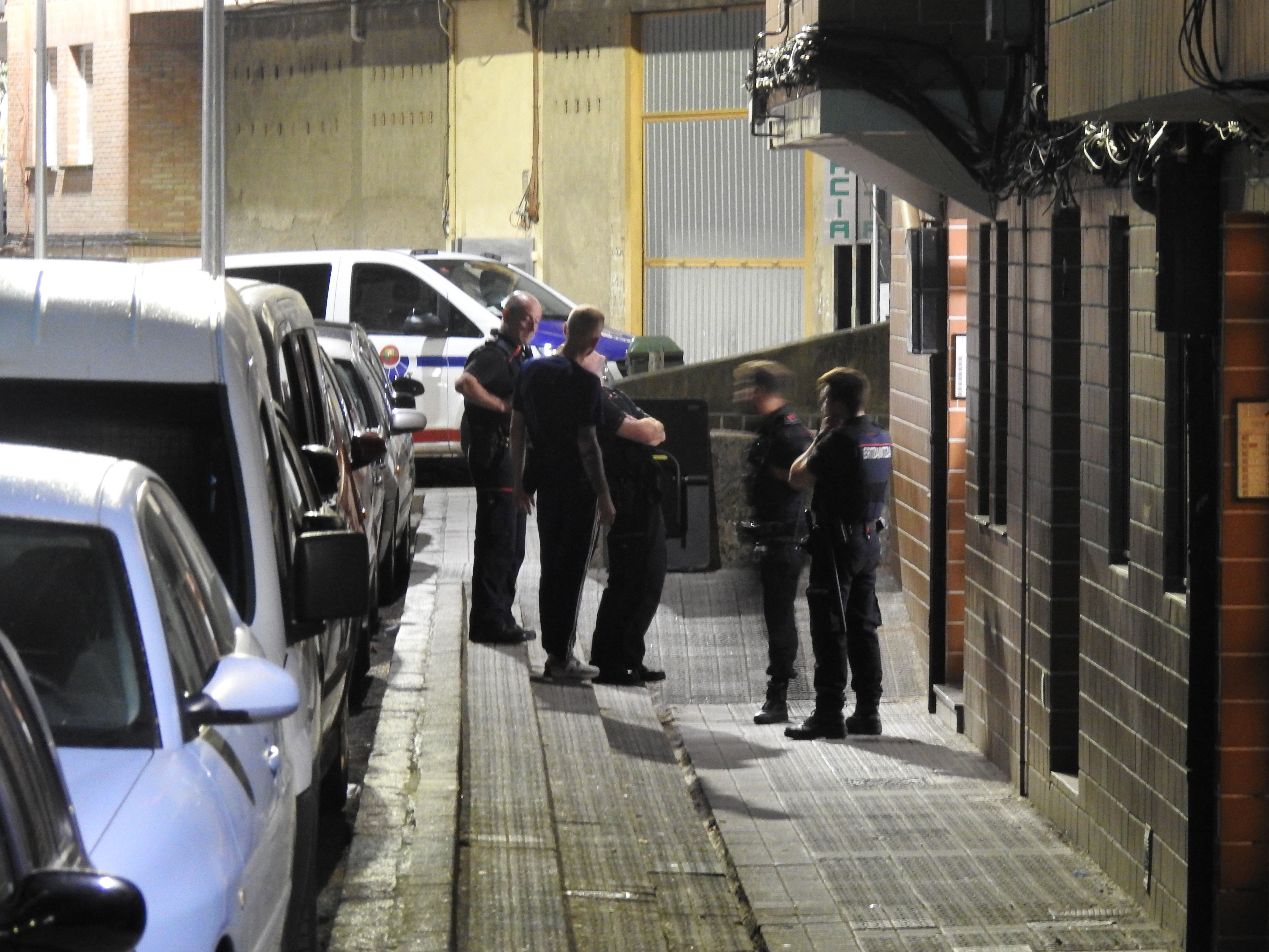 Efectivos de la Ertzaintza en Arrigorriaga.