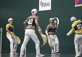 Olharan encesta una pelota de revés ante la mirada del resto de puntistas.