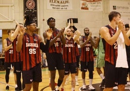 Los jugadores del Baskonia aplauden al público tras la suspensión de la pasada Euskal Kopa.