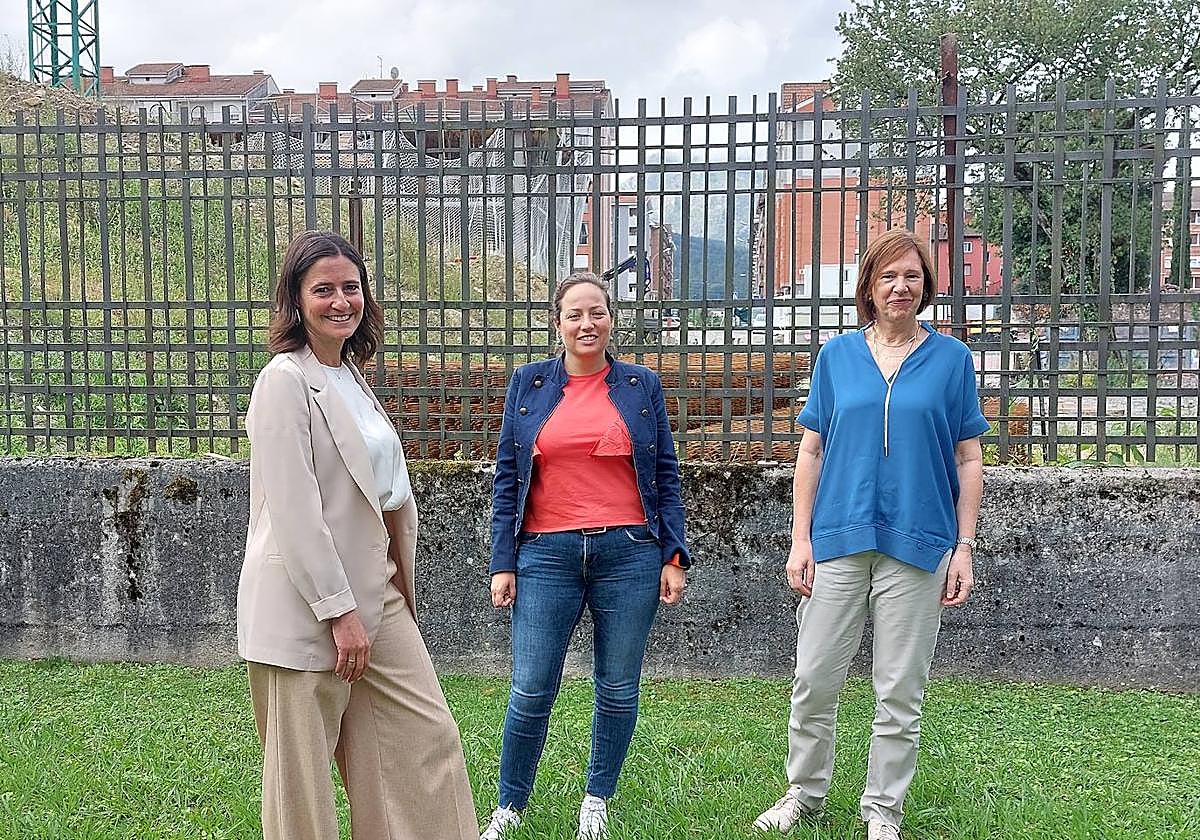 La alcaldesa, Mireia Elkoroiribe (PNV), junto con la teniente de alcalde, Jesica Ruiz (PSE) y la edil jeltzale de Urbanismo, Sara Oceja.