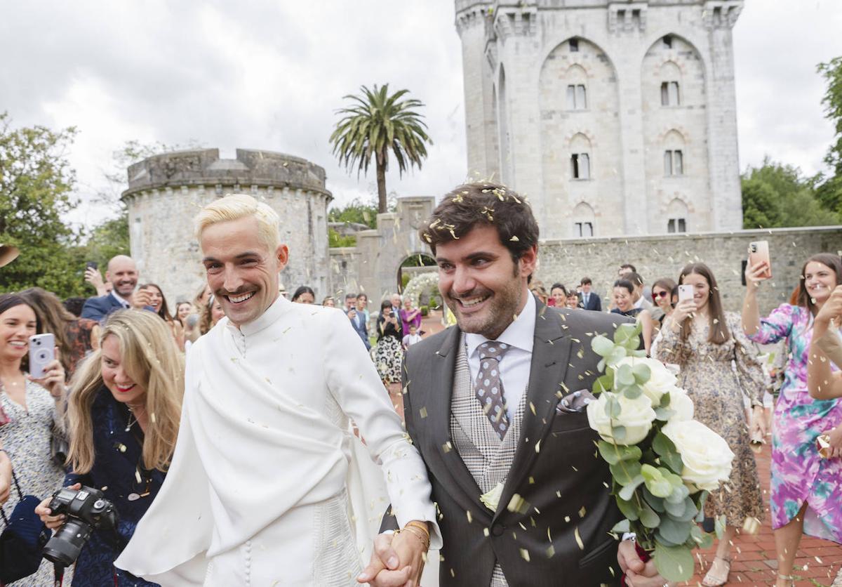 La boda de cuento de Iñigo e Ioritz en el Castillo de Arteaga con look inspirado en la MET Gala