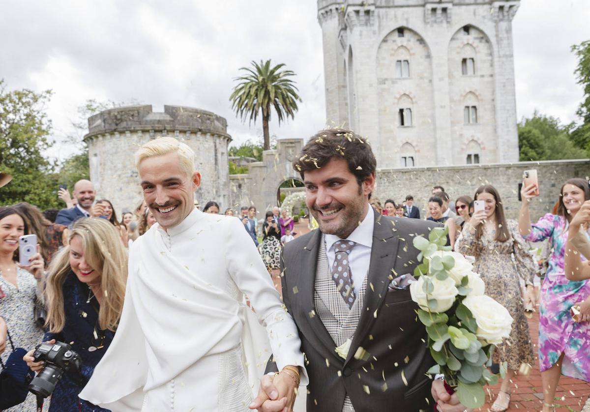 La boda de cuento de Iñigo e Ioritz en el Castillo de Arteaga con look inspirado en la MET Gala.