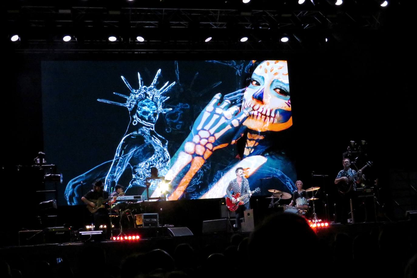 El quinteto y la pantalla en '¿Volverá?'.