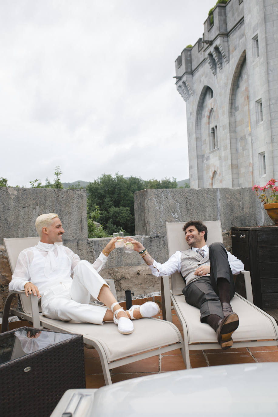 La boda de cuento de Iñigo e Ioritz en el Castillo de Arteaga con look inspirado en la MET Gala