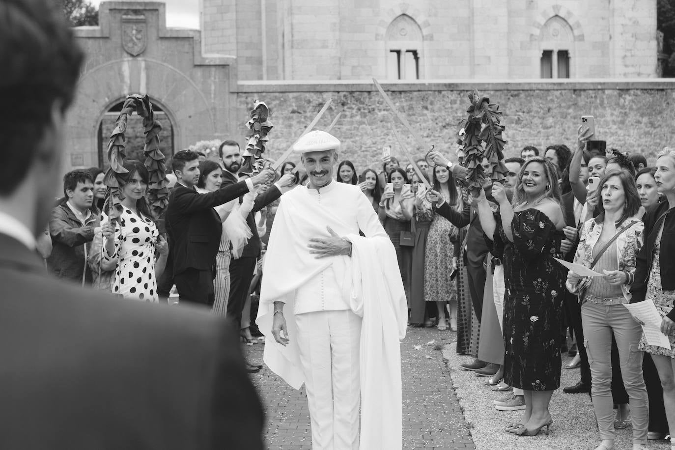 La boda de cuento de Iñigo e Ioritz en el Castillo de Arteaga con look inspirado en la MET Gala