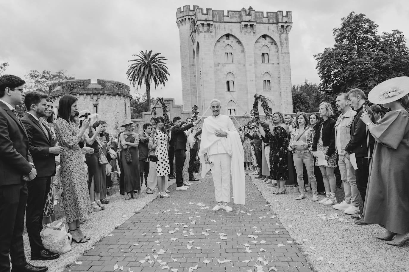 La boda de cuento de Iñigo e Ioritz en el Castillo de Arteaga con look inspirado en la MET Gala