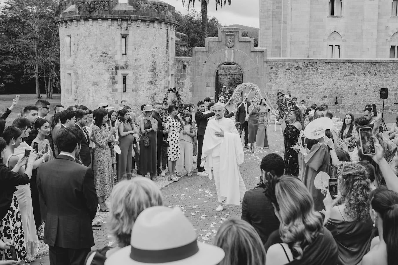 La boda de cuento de Iñigo e Ioritz en el Castillo de Arteaga con look inspirado en la MET Gala