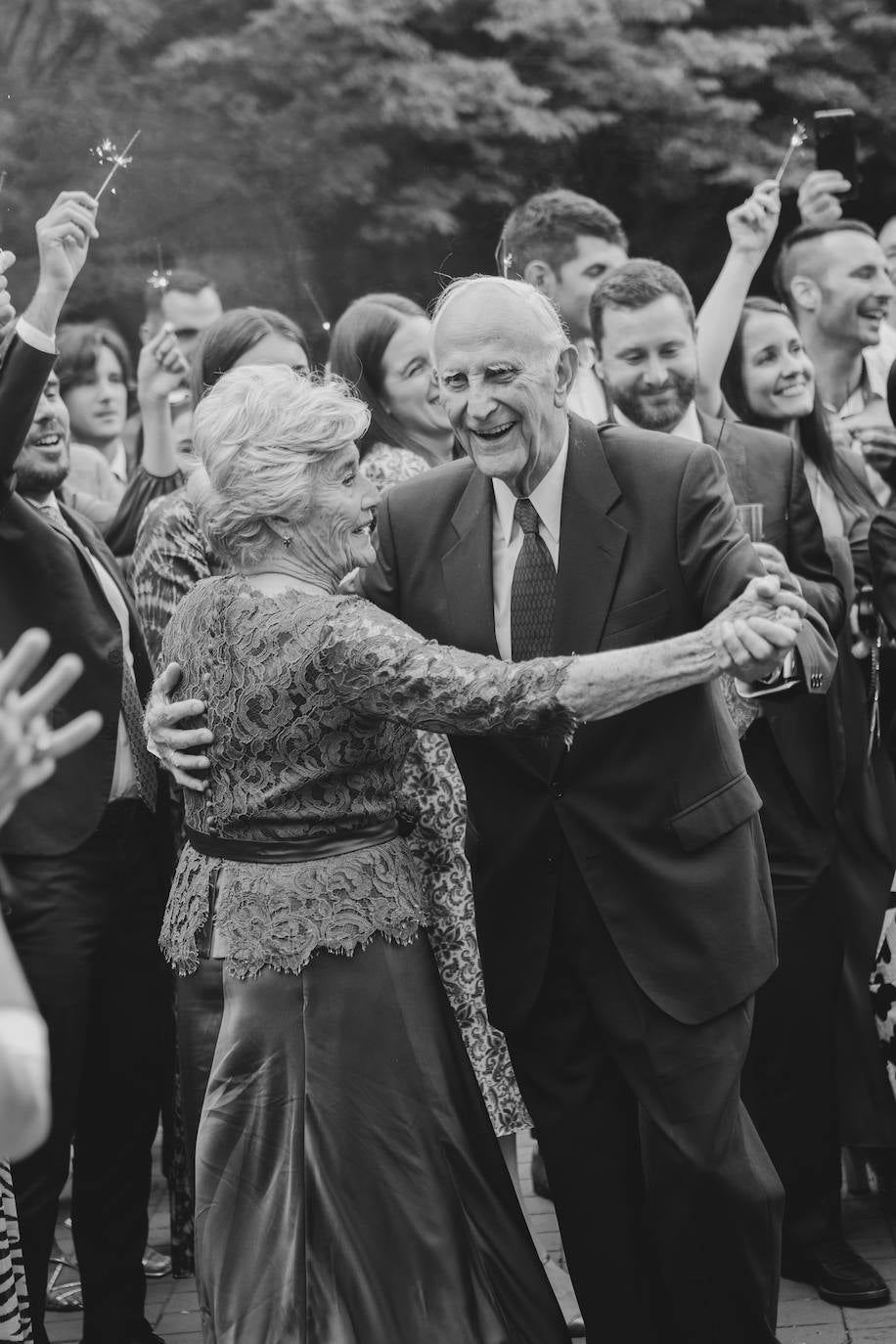 La boda de cuento de Iñigo e Ioritz en el Castillo de Arteaga con look inspirado en la MET Gala