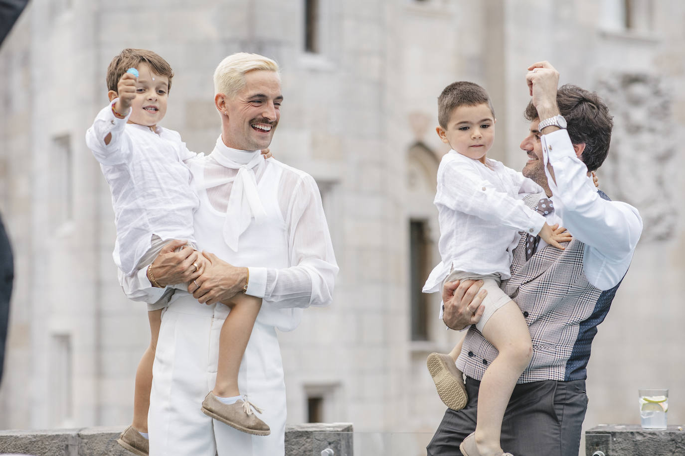 La boda de cuento de Iñigo e Ioritz en el Castillo de Arteaga con look inspirado en la MET Gala