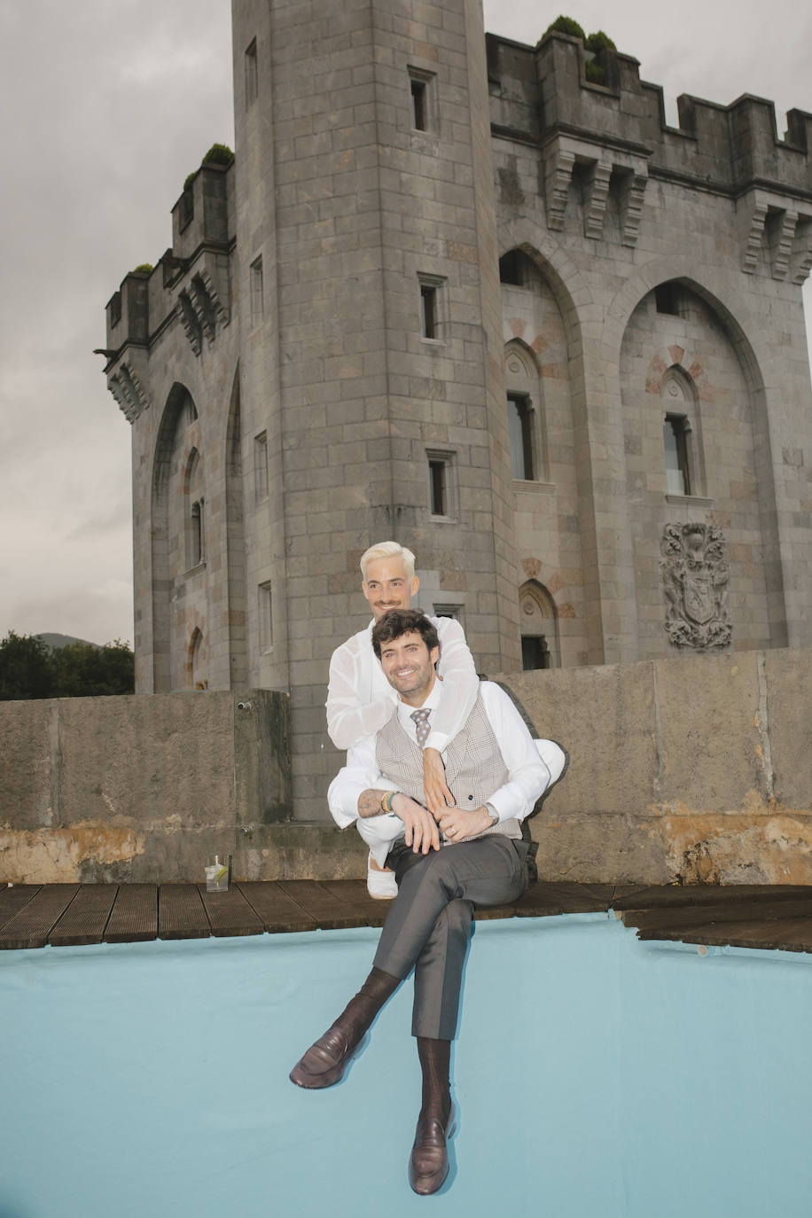 La boda de cuento de Iñigo e Ioritz en el Castillo de Arteaga con look inspirado en la MET Gala